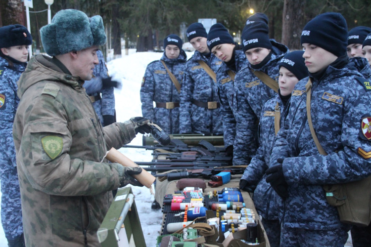 Военнослужащие Пермского военного института Росгвардии провели практическое занятие для кадет Пермского президентского кадетского училища