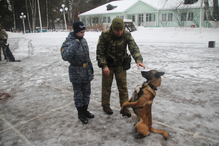 Военнослужащие Пермского военного института Росгвардии провели практическое занятие для кадет Пермского президентского кадетского училища