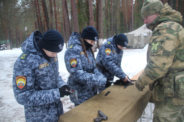 Военнослужащие Пермского военного института Росгвардии провели практическое занятие для кадет Пермского президентского кадетского училища