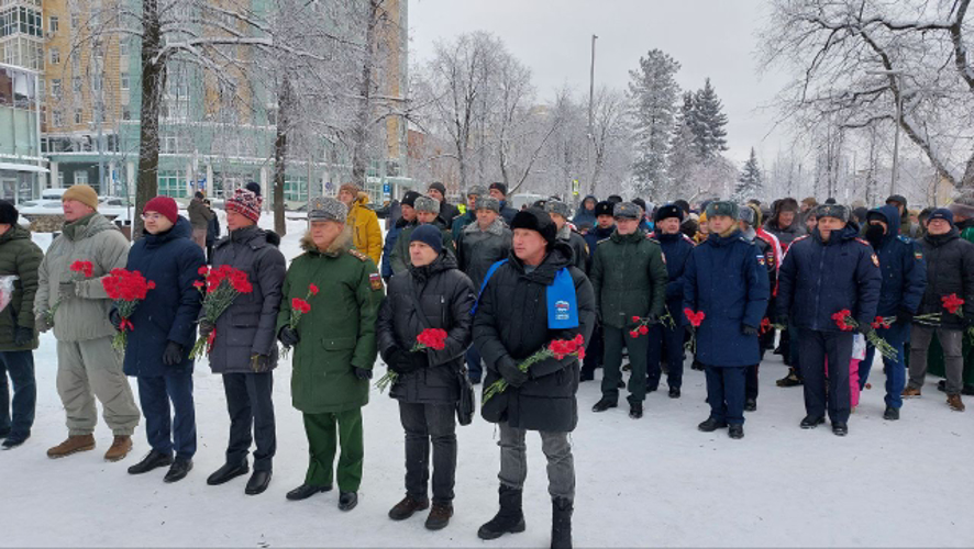 В Перми сотрудники Росгвардии  возложили цветы в честь Дня Героев Отечества