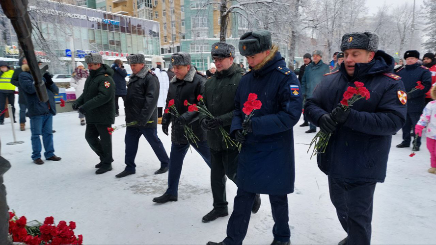 В Перми сотрудники Росгвардии  возложили цветы в честь Дня Героев Отечества