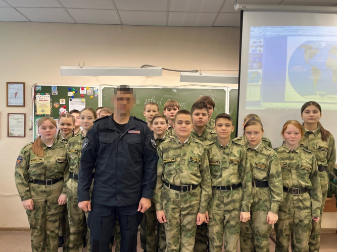 В Перми сотрудник СОБР "Стрелец" региональной Росгвардии провел для школьников урок мужества
