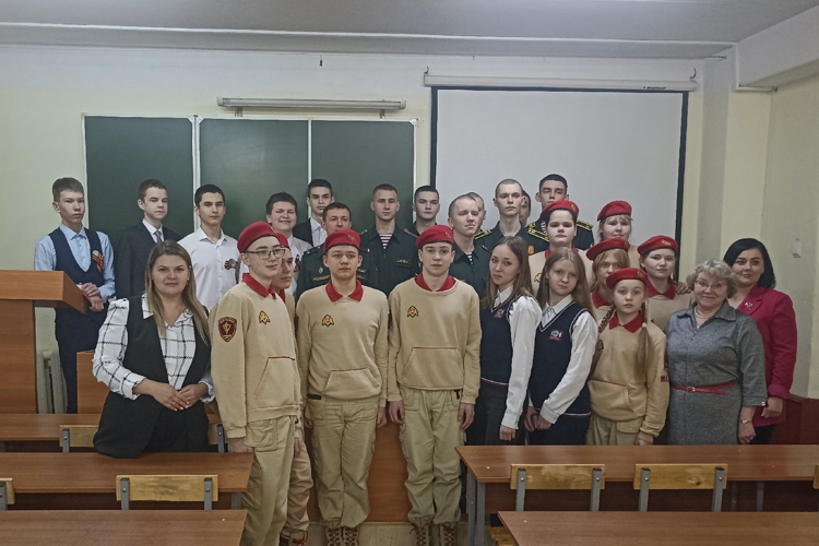Курсанты Пермского военного института Росгвардии провели круглый стол со школьниками