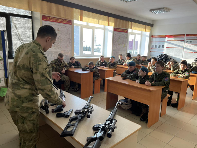 Сотрудники и ветераны пермского СОБРа провели Урок мужества для учеников средней общеобразовательной школы