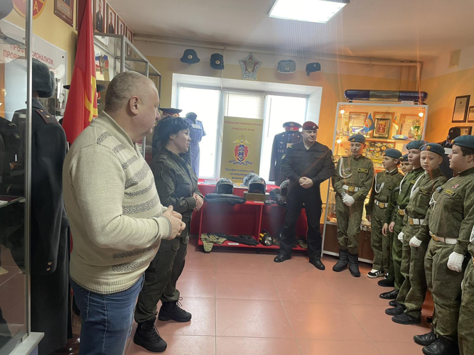 Сотрудники и ветераны пермского СОБРа провели Урок мужества для учеников средней общеобразовательной школы