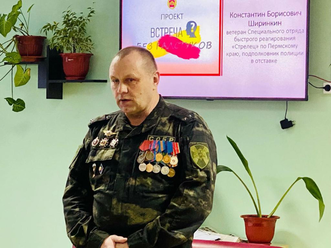 Ветеран СОБР "Стрелец" Управления Росгвардии по Пермскому краю провел урок мужества для суворовцев
