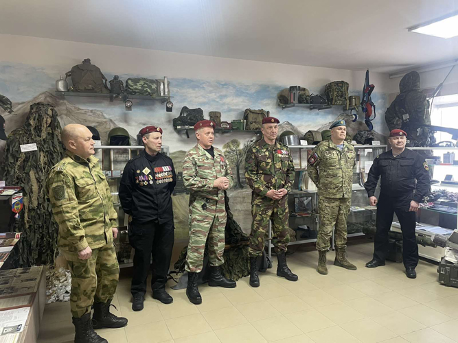 Сотрудники и ветераны пермского СОБРа провели Урок мужества для учеников средней общеобразовательной школы
