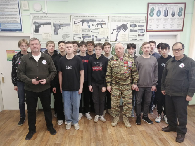 В Перми председатель Совета ветеранов региональной Росгвардии провёл урок мужества