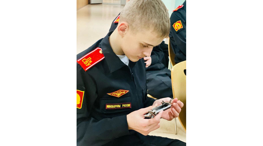 Ветеран СОБР "Стрелец" Управления Росгвардии по Пермскому краю провел урок мужества для суворовцев
