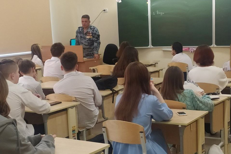 Заместитель начальника Управления Росгвардии по Пермскому краю провел урок мужества для школьников