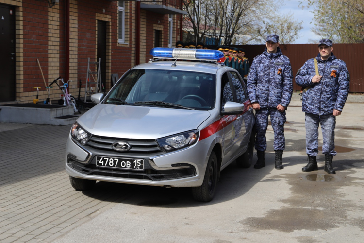 Сотрудники и военнослужащие Росгвардии поздравили с Днем Победы пермских ветеранов Великой Отечественной войны 