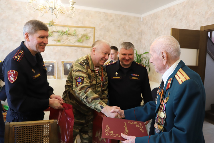 Сотрудники и военнослужащие Росгвардии поздравили с Днем Победы пермских ветеранов Великой Отечественной войны 