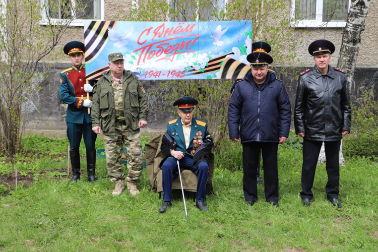 Сотрудники и военнослужащие Росгвардии поздравили с Днем Победы пермских ветеранов Великой Отечественной войны 