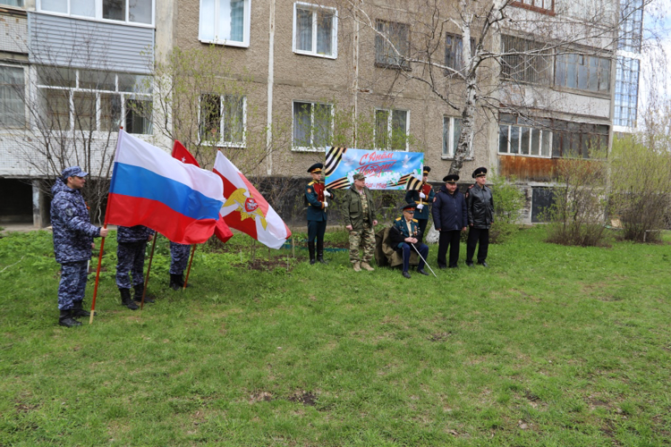 Сотрудники и военнослужащие Росгвардии поздравили с Днем Победы пермских ветеранов Великой Отечественной войны 