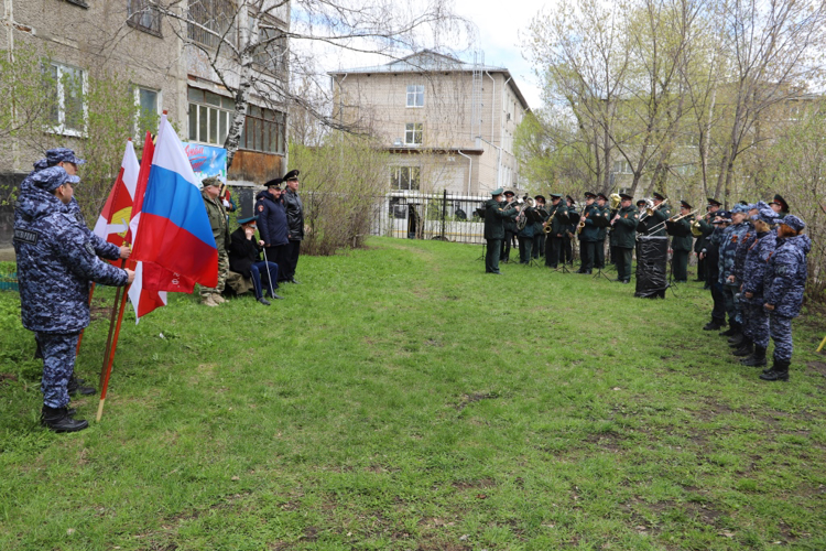 Сотрудники и военнослужащие Росгвардии поздравили с Днем Победы пермских ветеранов Великой Отечественной войны 