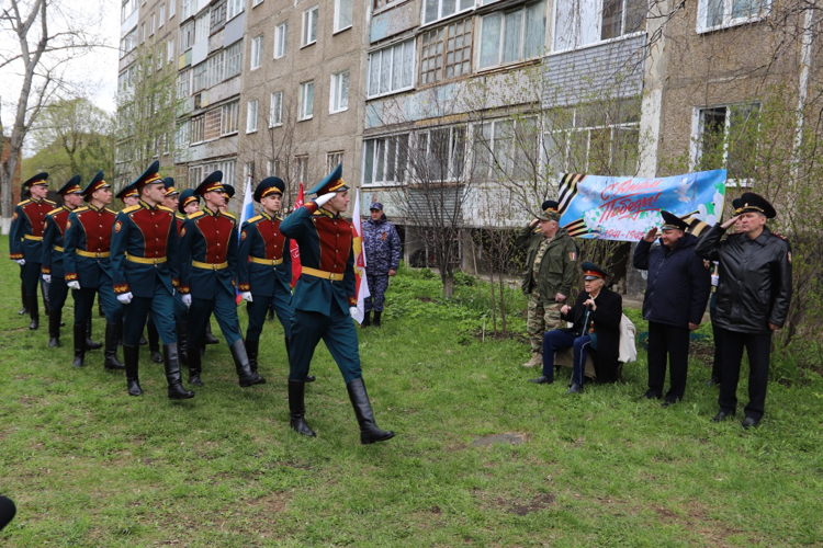 Сотрудники и военнослужащие Росгвардии поздравили с Днем Победы пермских ветеранов Великой Отечественной войны 