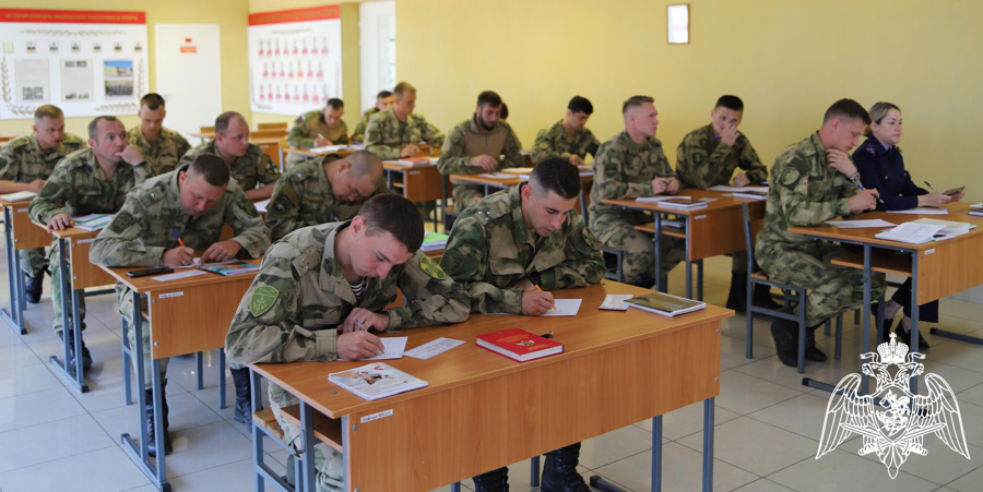 Преподаватели Пермского военного института Росгвардии провели с курсантами первого курса разговор о важном