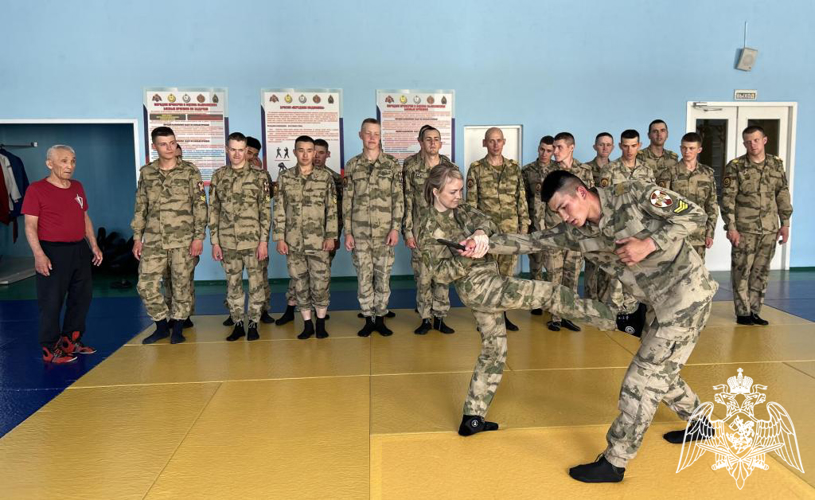 Для росгвардейцев провели открытое занятия по боевым приемам в Перми