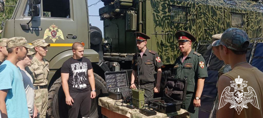 Офицеры Пермского военного института Росгвардии провели экскурсию по территории ВУЗа для абитуриентов