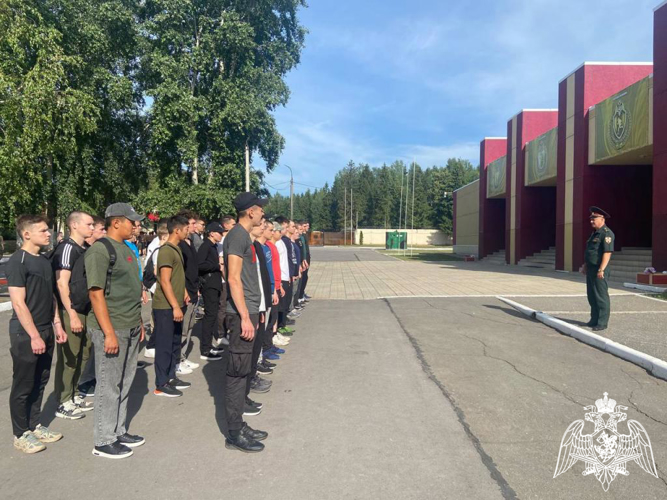 Офицеры Пермского военного института Росгвардии провели экскурсию по территории ВУЗа для абитуриентов