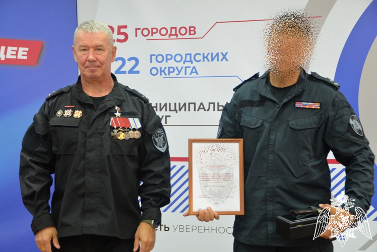 Сотрудников СОБР «Стрелец» Управления Росгвардии по Пермскому краю наградил Герой России Сергей Яшкин