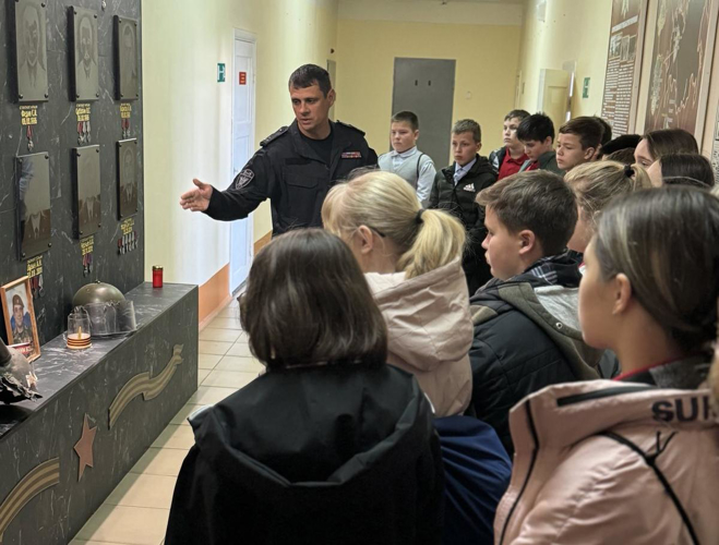 В Перми сотрудники СОБР Росгвардии провели экскурсию для школьников