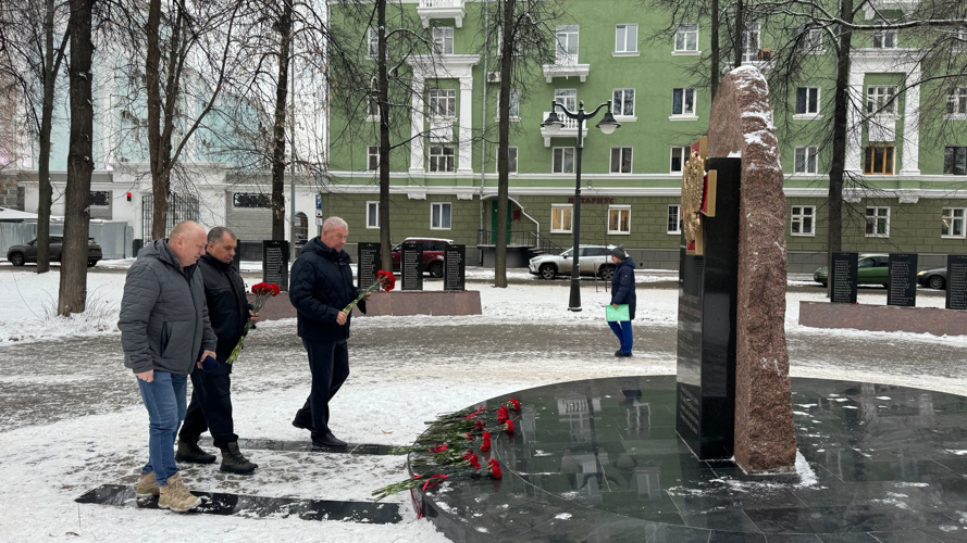Сотрудники и ветераны Управления Росгвардии по Пермскому краю почтили память товарищей, погибших при выполнении служебного долга