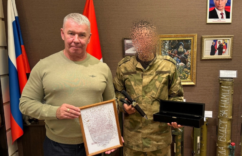 Сотрудника СОБР «Стрелец» Управления Росгвардии по Пермскому краю наградил Герой России Сергей Яшкин