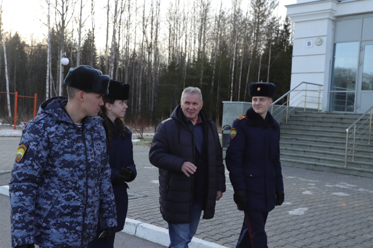 Председатель благотворительного фонда передал в дар Пермскому президентскому кадетскому училищу Росгвардии картину с изображением Михаила Кутузова