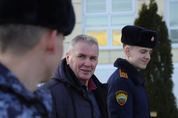 Председатель благотворительного фонда передал в дар Пермскому президентскому кадетскому училищу Росгвардии картину с изображением Михаила Кутузова