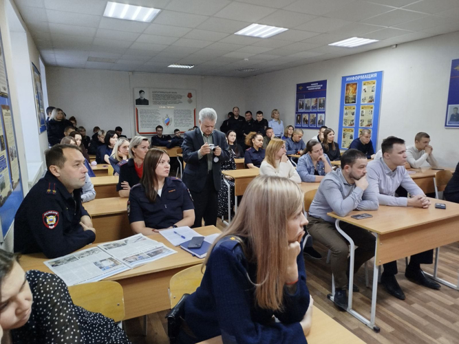 Ветеран Росгвардии провел встречу с молодыми сотрудниками полиции