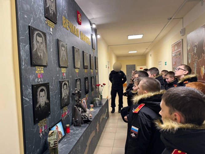 В Перми сотрудники СОБР «Стрелец» провели патриотический урок для суворовцев