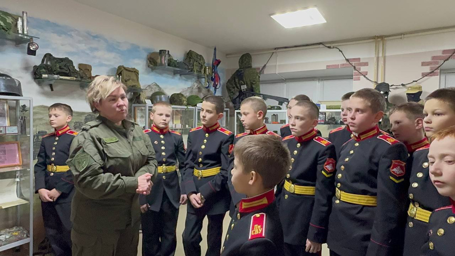 В Перми сотрудники СОБР «Стрелец» провели патриотический урок для суворовцев