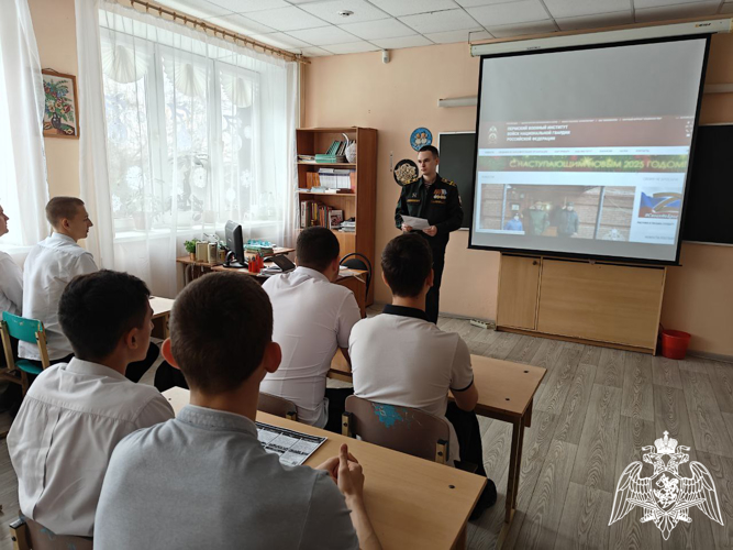 Военнослужащие Пермского военного института Росгвардии провели круглые столы с учащимися средних образовательных школ