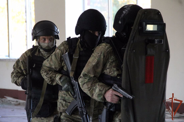 При силовой поддержке Росгвардии оперативники полиции ликвидировали подпольную лабораторию по производству мефедрона в Пермском крае