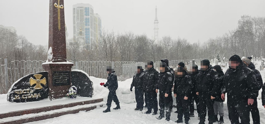 В Перми сотрудники ОМОН «Парма» Управления Росгвардии по Пермскому краю почтили память боевого товарища