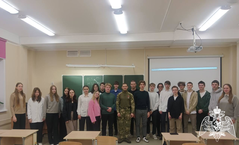 Военнослужащие Пермского военного института Росгвардии провели круглые столы с учащимися средних образовательных школ