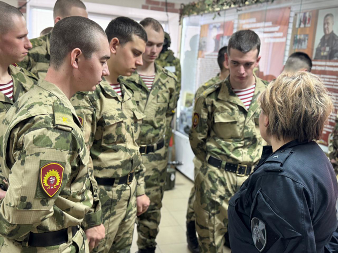 Сотрудники СОБР «Стрелец» провели патриотический урок для курсантов ведомства