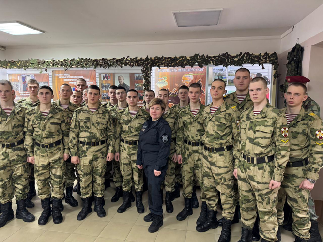 Сотрудники СОБР «Стрелец» провели патриотический урок для курсантов ведомства