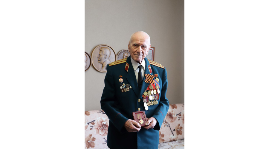 Начальник Управления Росгвардии по Пермскому краю вручил юбилейную медаль труженику тыла Великой Отечественной войны в Перми