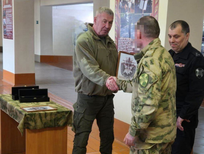 Герой России Сергей Яшкин наградил офицеров СОБР «Стрелец»