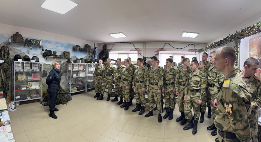 Сотрудники СОБР «Стрелец» провели патриотический урок для курсантов ведомства