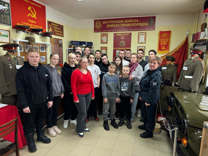 Школьники из Пермского края побывали в гостях у бойцов СОБР «Стрелец» 