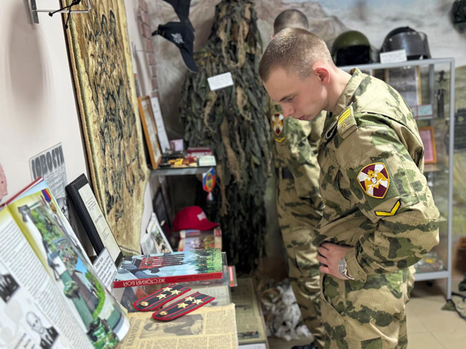 Сотрудники СОБР «Стрелец» провели патриотический урок для курсантов ведомства