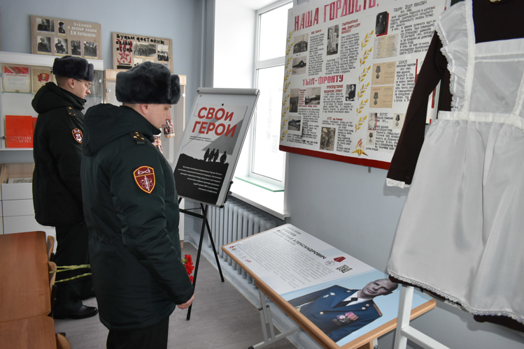 В Перми военнослужащие Росгвардии приняли участие в церемонии открытия мемориальной доски в честь сослуживца