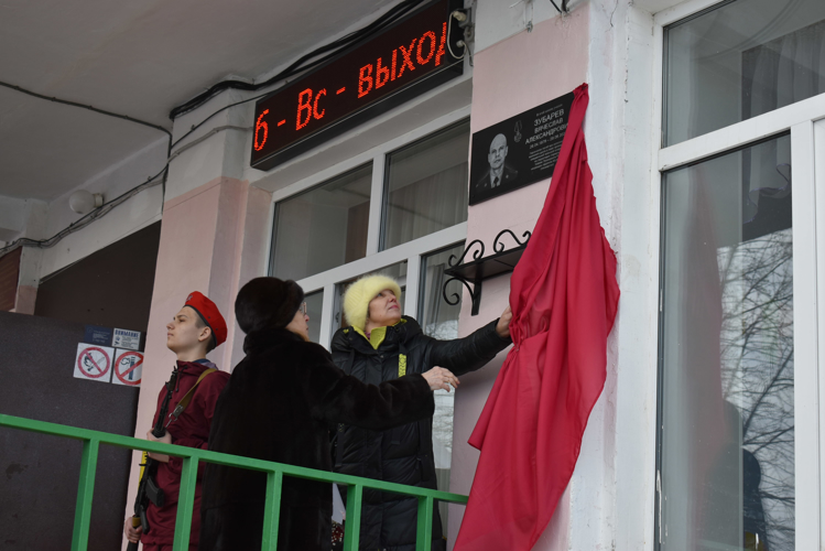 В Перми военнослужащие Росгвардии приняли участие в церемонии открытия мемориальной доски в честь сослуживца