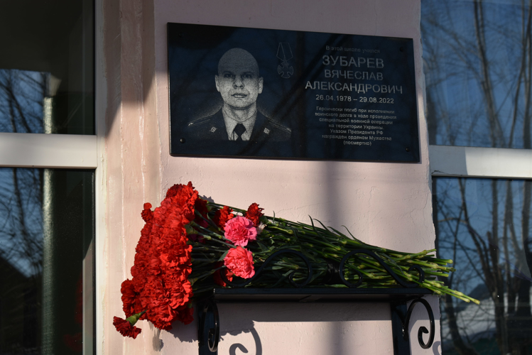 В Перми военнослужащие Росгвардии приняли участие в церемонии открытия мемориальной доски в честь сослуживца
