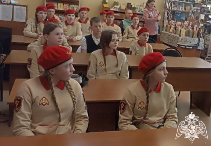 Представители Пермского военного института Росгвардии провели беседу с учащимися классов ведомства