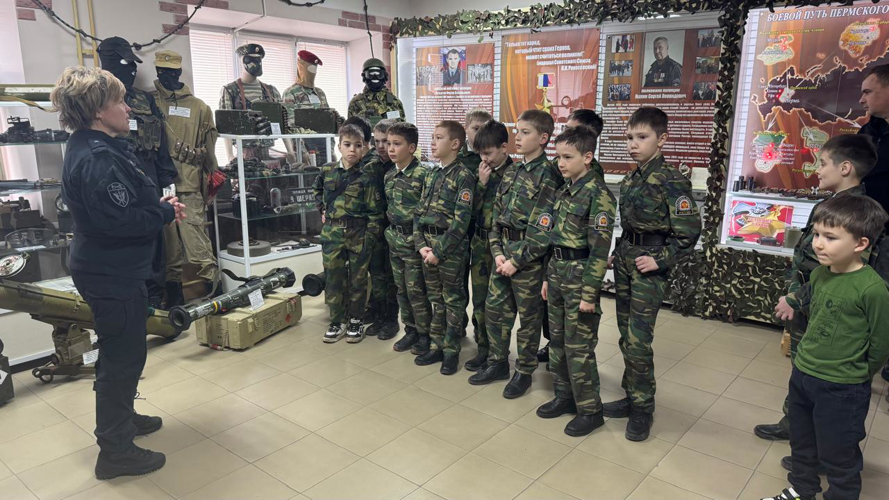 СОБР «Стрелец» посетили с экскурсией пермские суворовцы
