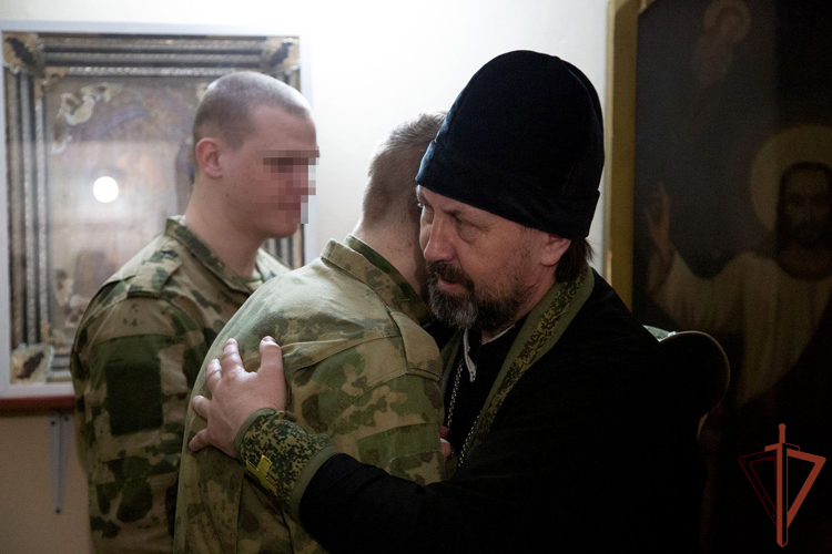 Священнослужитель Русской Православной Церкви посетил росгвардейцев, выполняющих боевые задачи в ДНР